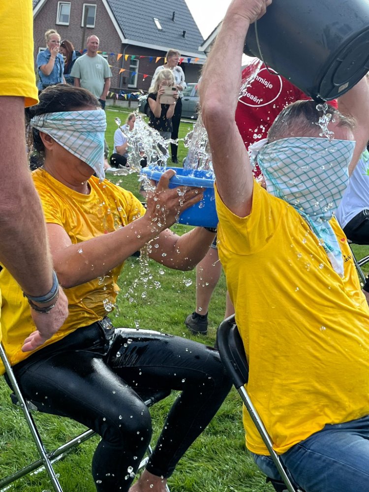 Spelende kinderen op het feestterrein